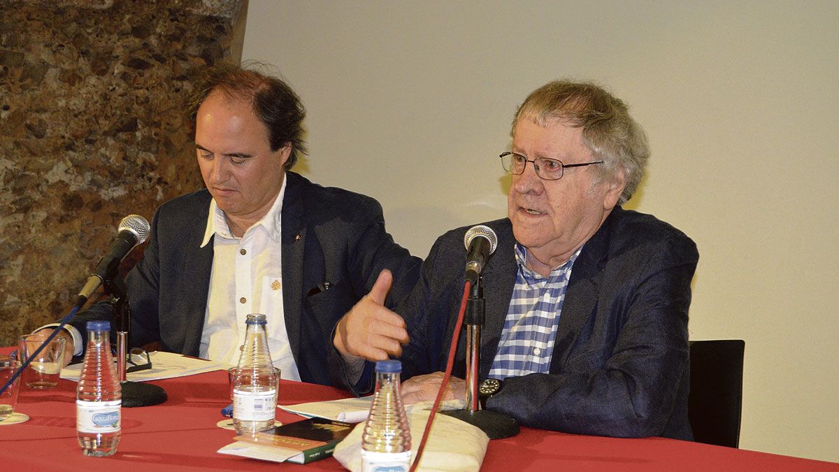 El hispanista y biógrafo Ian Gibson (d), junto con el periodista Jesús Bustamante. | P.F. El hispanista y biógrafo Ian Gibson (d), junto con el periodista Jesús Bustamante. | P.F.