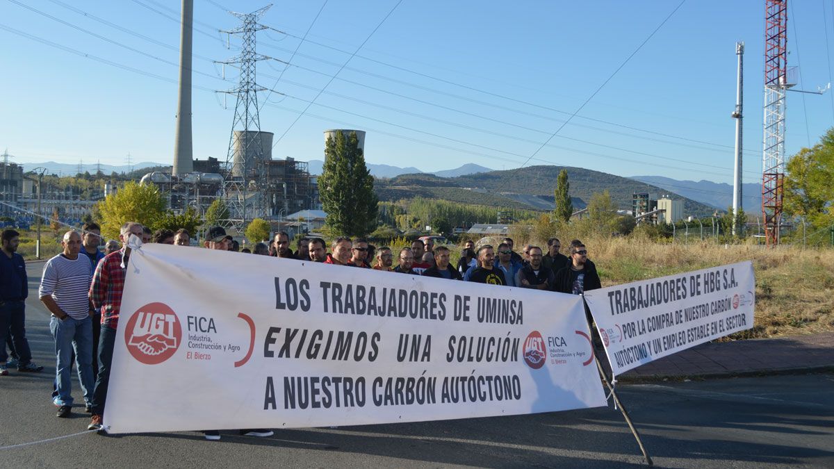 Los mineros han vuelto a las puertas de Compostilla a manifestarse. | M.I.