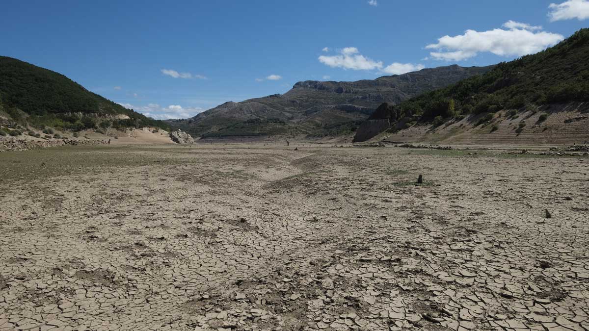 Estado que presenta el embalse de Barrios de Luna. | DANIEL MARTÍN Estado que presenta el embalse de Barrios de Luna. | DANIEL MARTÍN