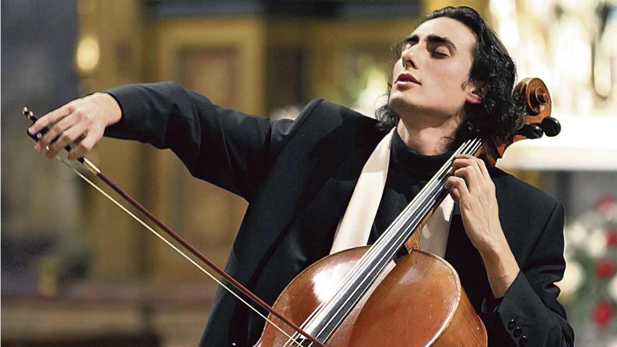 El violonchelista leonés Miguel Ángel Viñuela durante uno de sus conciertos en la provincia, en La Bañeza; este sábado estará en La Vid. | JUAN LUIS GARCÍA