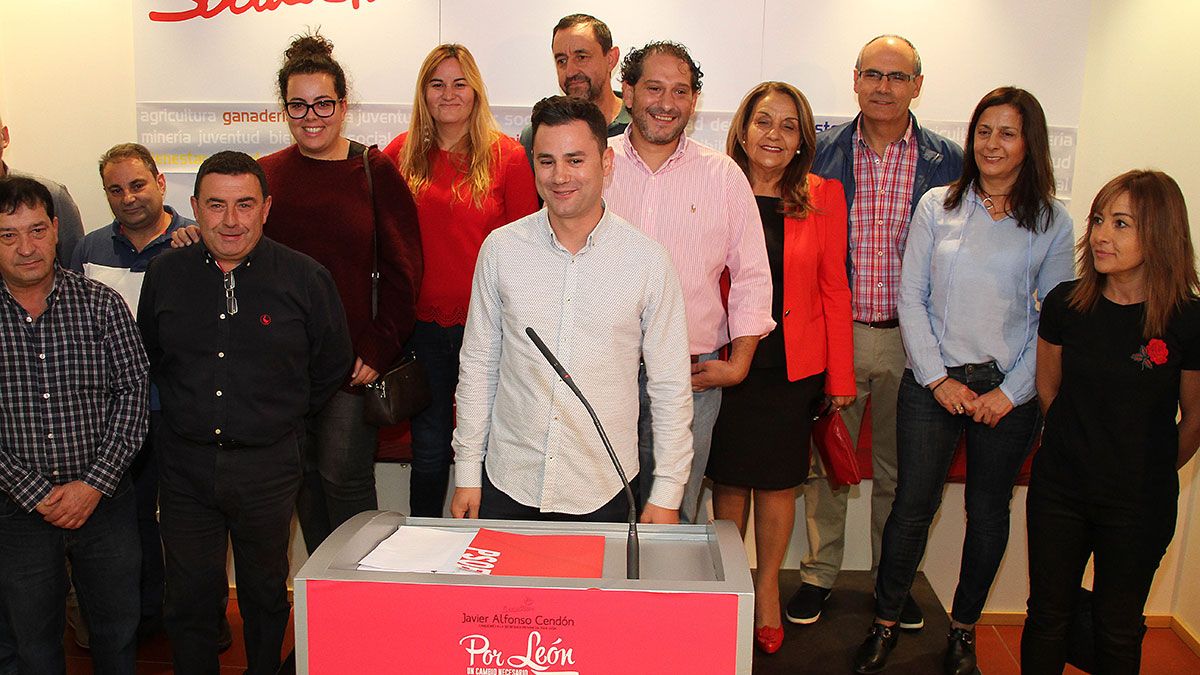 Javier Cendón, este sábado en la sede del partido junto a su equipo. | ICAL