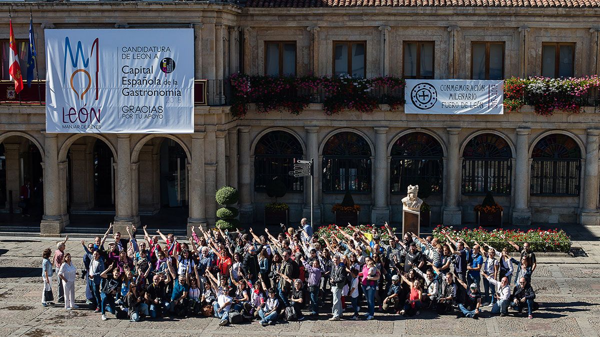 Los miembros de Worldwide Photowalk, este sábado en la plaza de San Marcelo. | L.N.C.