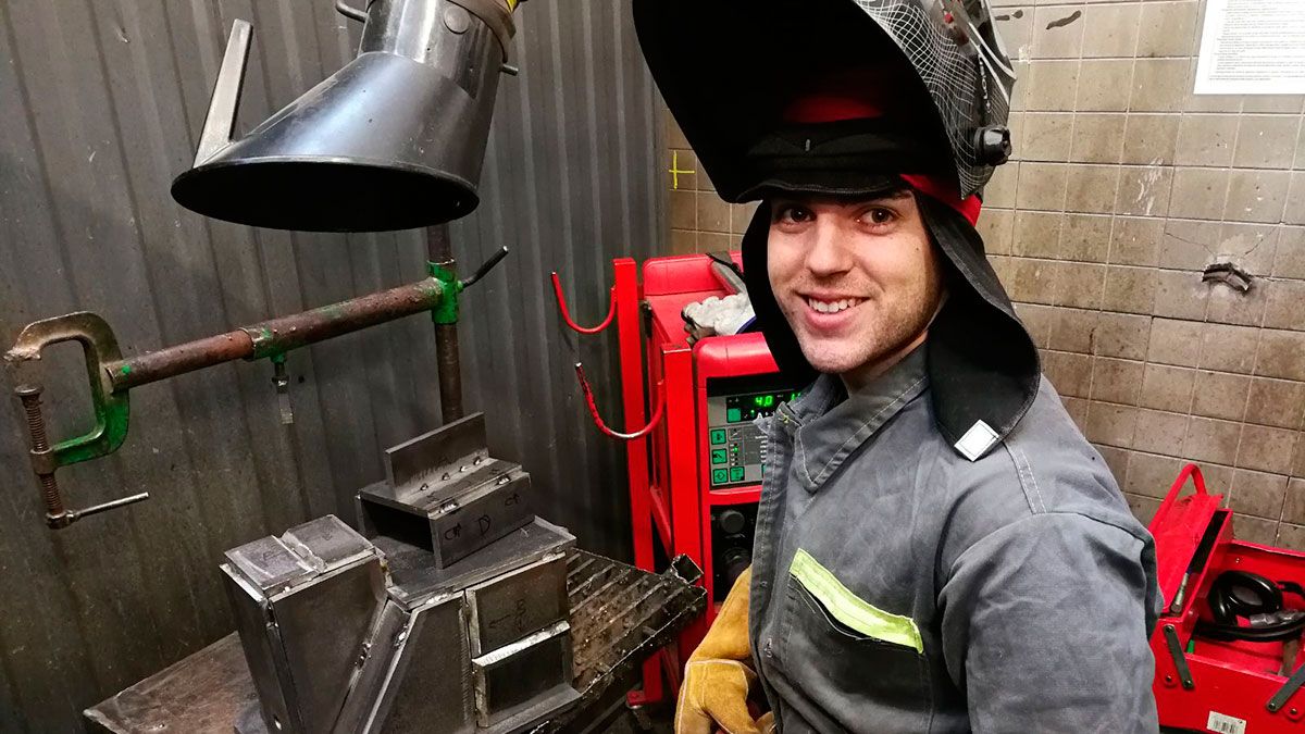 Fernando González, campeón nacional de soldadura, viaja a Abu Dabi para participar en el mundial. | FP LA ROBLA