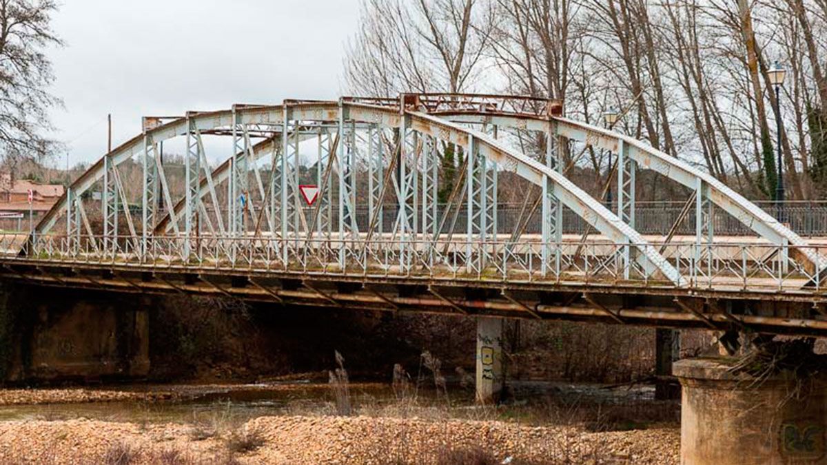 El puente de hierro se encuentra en Castrocalbón sobre el Eria.| ANTONIO JUÁREZ