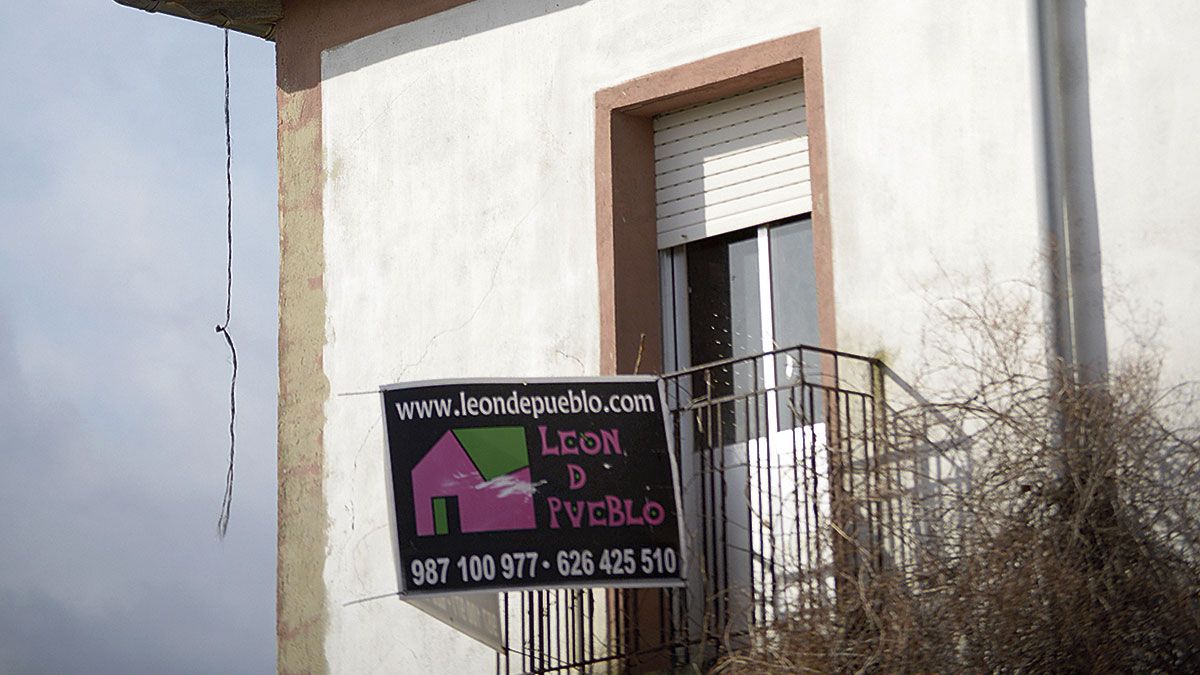 La ruina acaba por echar al suelo cientos de casas abandonadas en los pueblos de la provincia.  | MAURICIO PEÑA