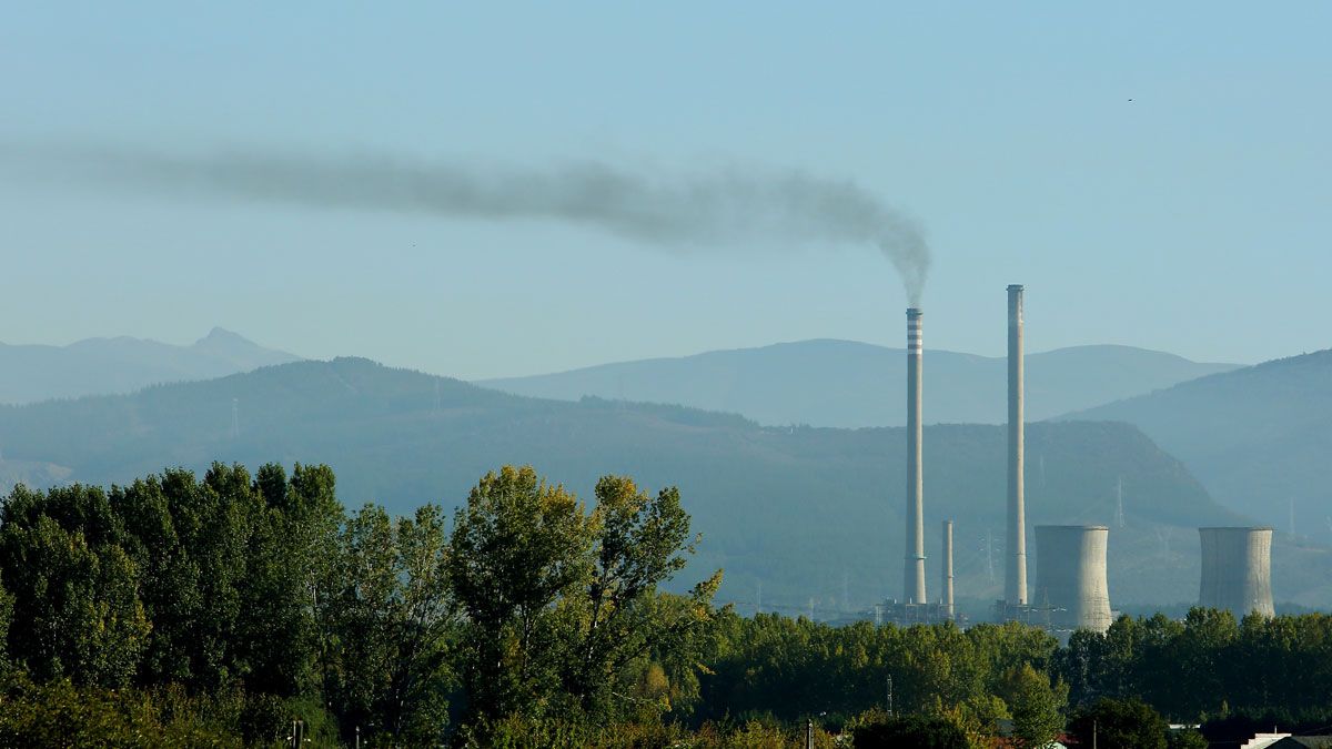 Notable nube de humo visible desde todo el Bierzo originada por la puesta en marcha de la central de Compostilla. | CÉSAR SÁNCHEZ (ICAL)