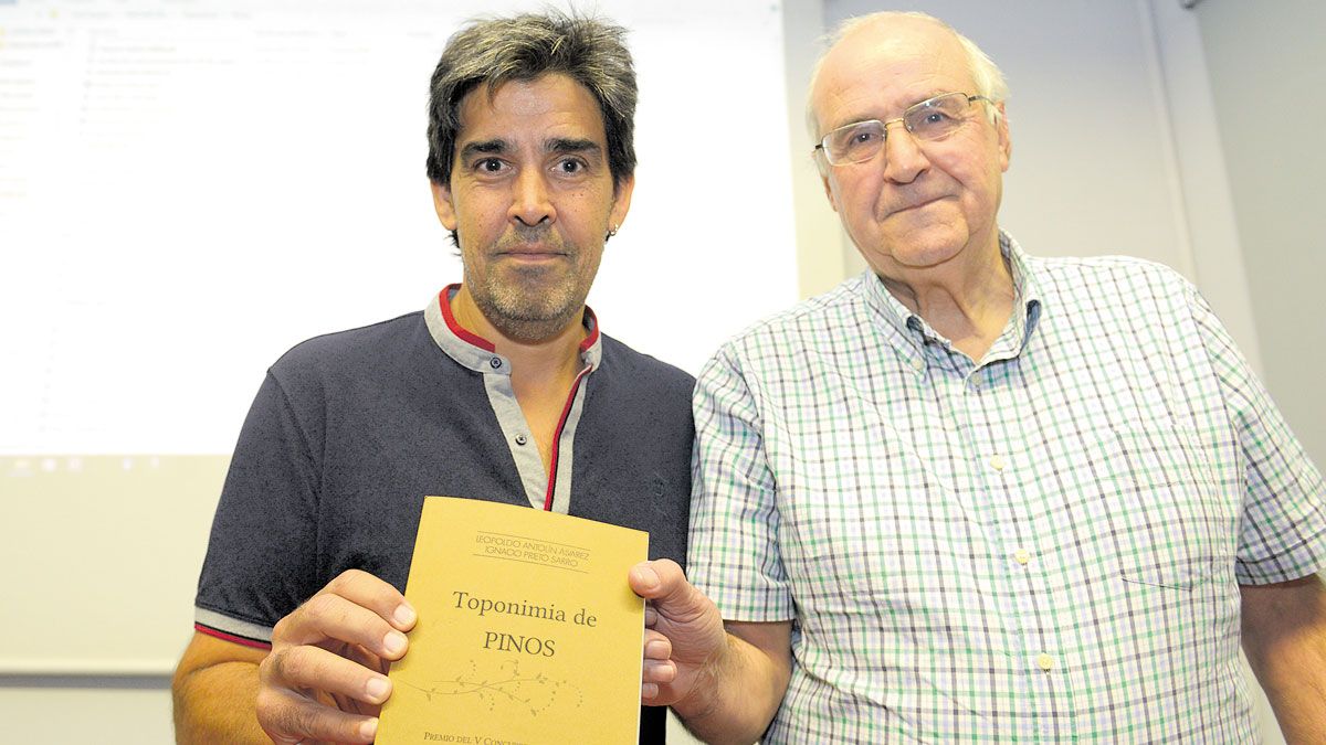 Ignacio Prieto y Leopoldo Antolín con su libro de toponimia. | MAURICIO PEÑA Ignacio Prieto y Leopoldo Antolín con su libro de toponimia. | MAURICIO PEÑA