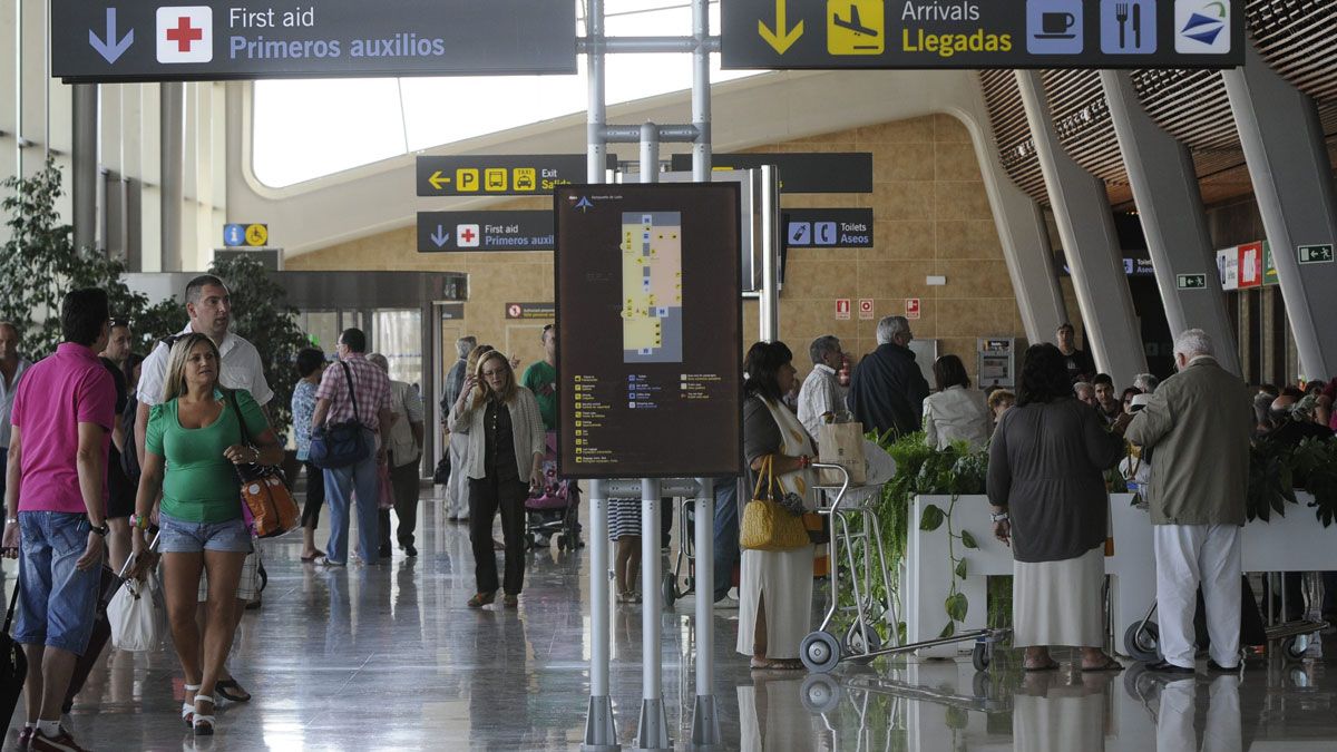 La época estival es la que aporta al aeropuerto de León el mayor número de pasajeros con los vuelos programados a las islas. | MAURICIO PEÑA