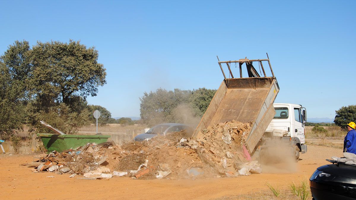 Sólo de escombros de obras se retiraron varias toneladas de material que será llevado a una planta de tratamiento de este tipo de residuos. | ABAJO