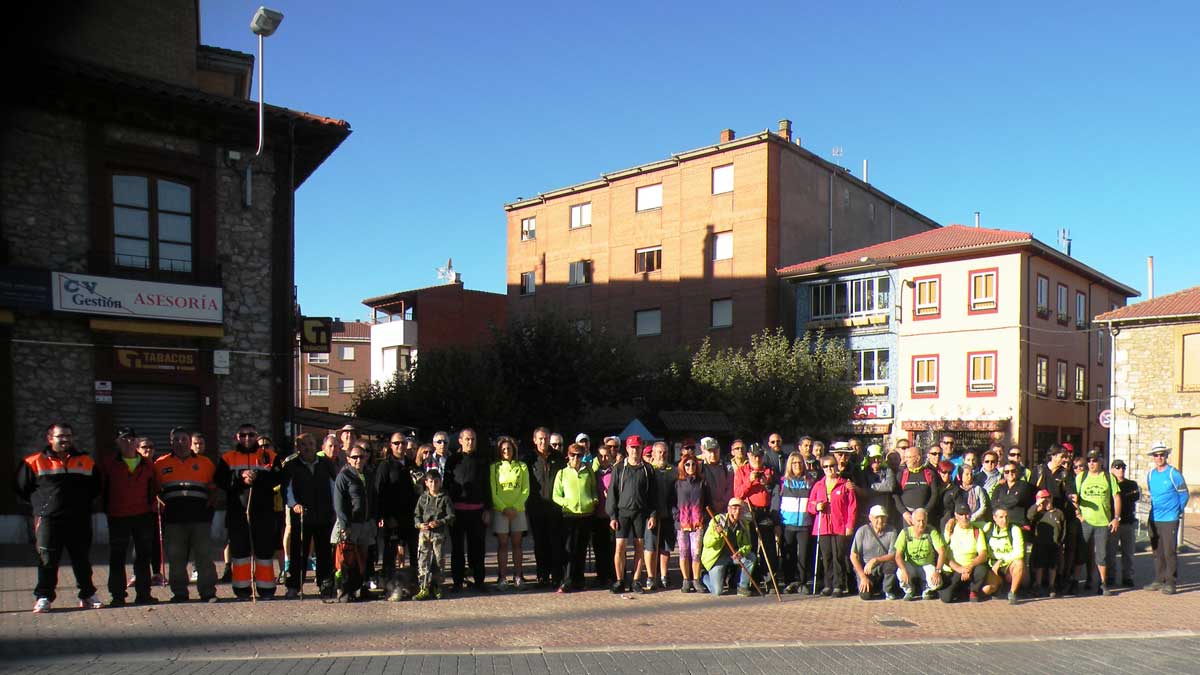 Foto de grupo de los participantes en la ruta de senderismo ‘Los robles centenarios’ de La Robla. | E. Niño Foto de grupo de los participantes en la ruta de senderismo ‘Los robles centenarios’ de La Robla. | E. Niño