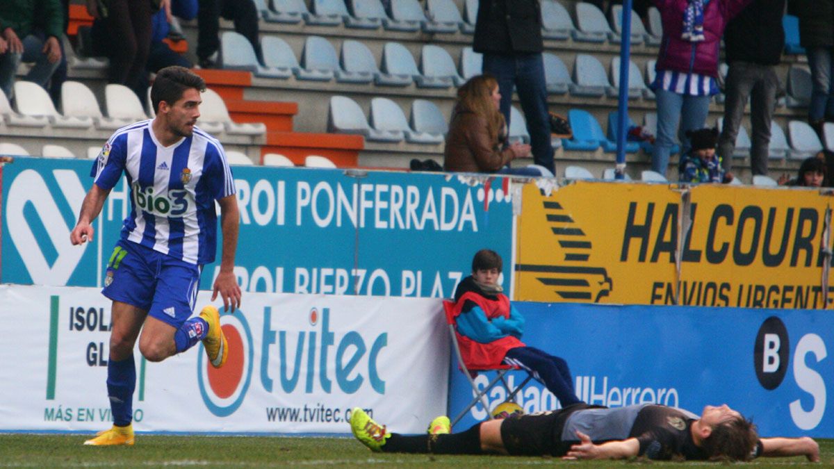 Sobrino celebra el gol que marcó ante el Sabadell en El Toralín. | CÉSAR SÁNCHEZ