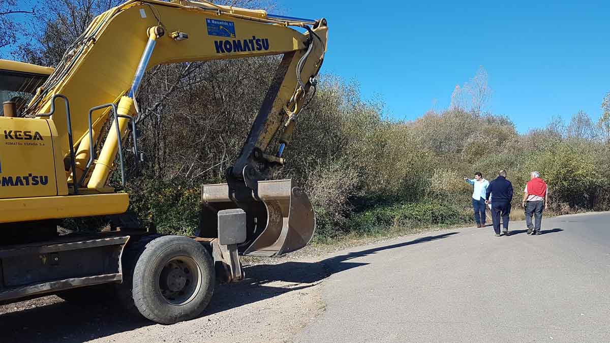 El alcalde, Manuel García, junto a las obras ya iniciadas.  | L.N.C.