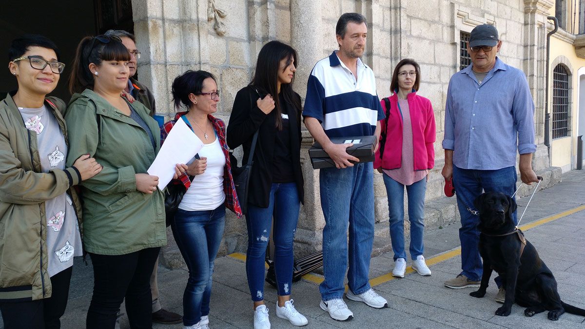 Los propietarios presentaron las firmas en el Ayuntamiento. | M.I.