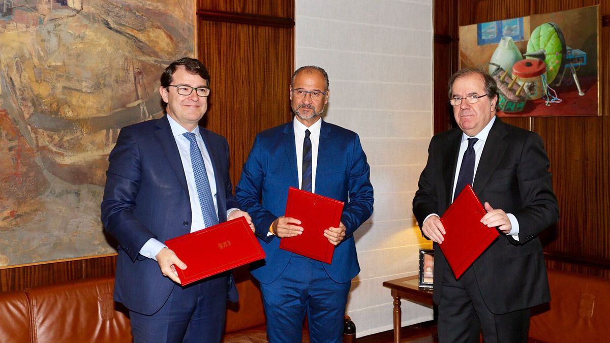 El presidente de la Junta, Juan Vicente Herrera, el presidente del Grupo Popular, Alfonso Fernández Mañueco, y el portavoz del Grupo Ciudadanos, Luis Fuentes, firman un acuerdo en materia de presupuestos. | ICAL