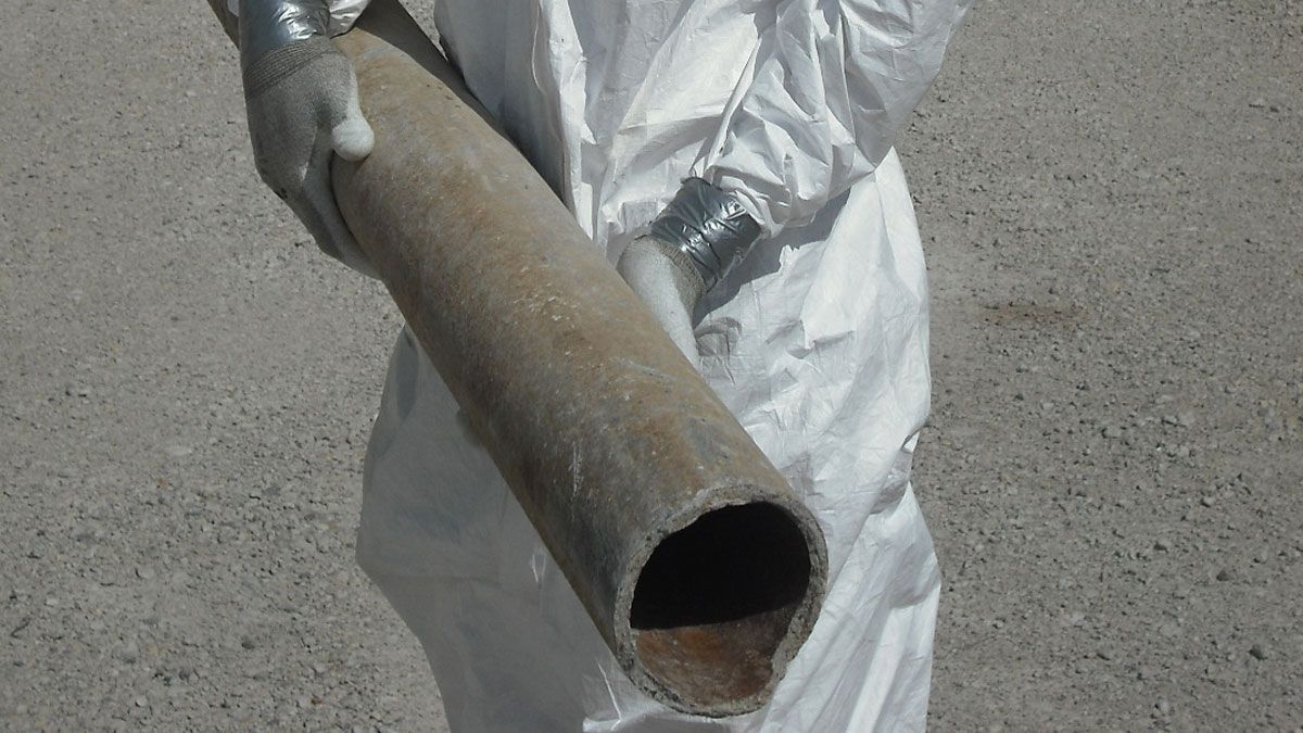 El fibrocemento es un material que se prohibió hace años, pero que se mantiene en las conducciones ponferradinas.