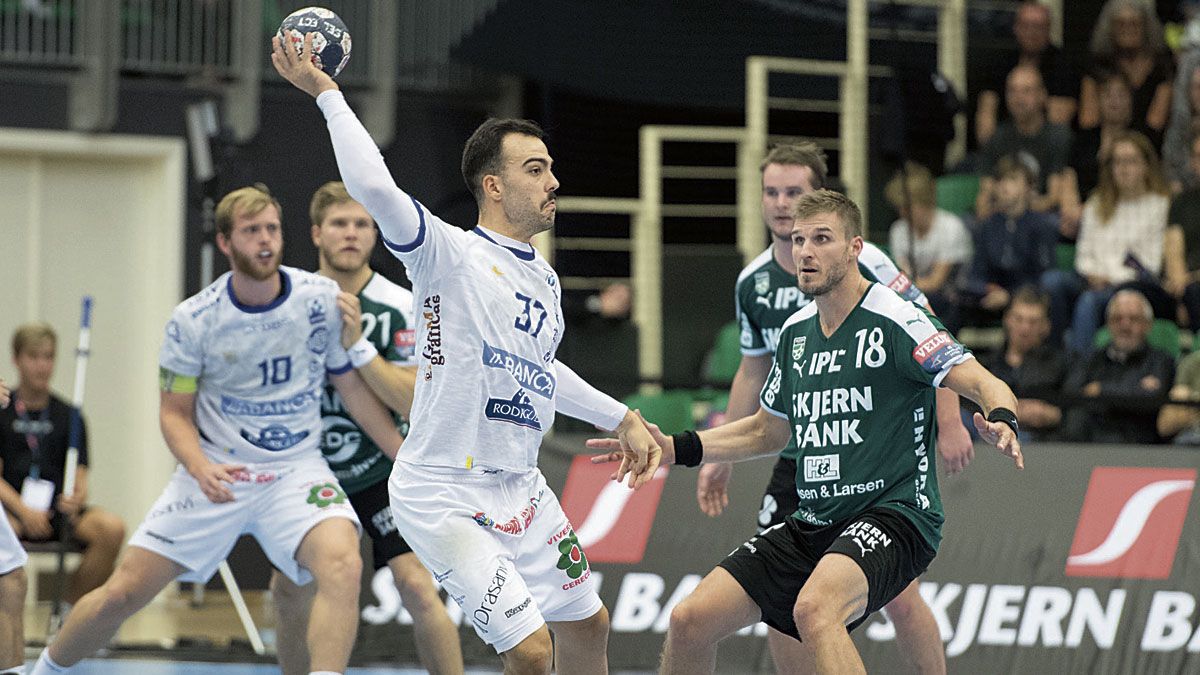Costoya da un pase ante la defensa de Myrhol durante el choque de ‘Champions’. | STEFFEN BLOCH