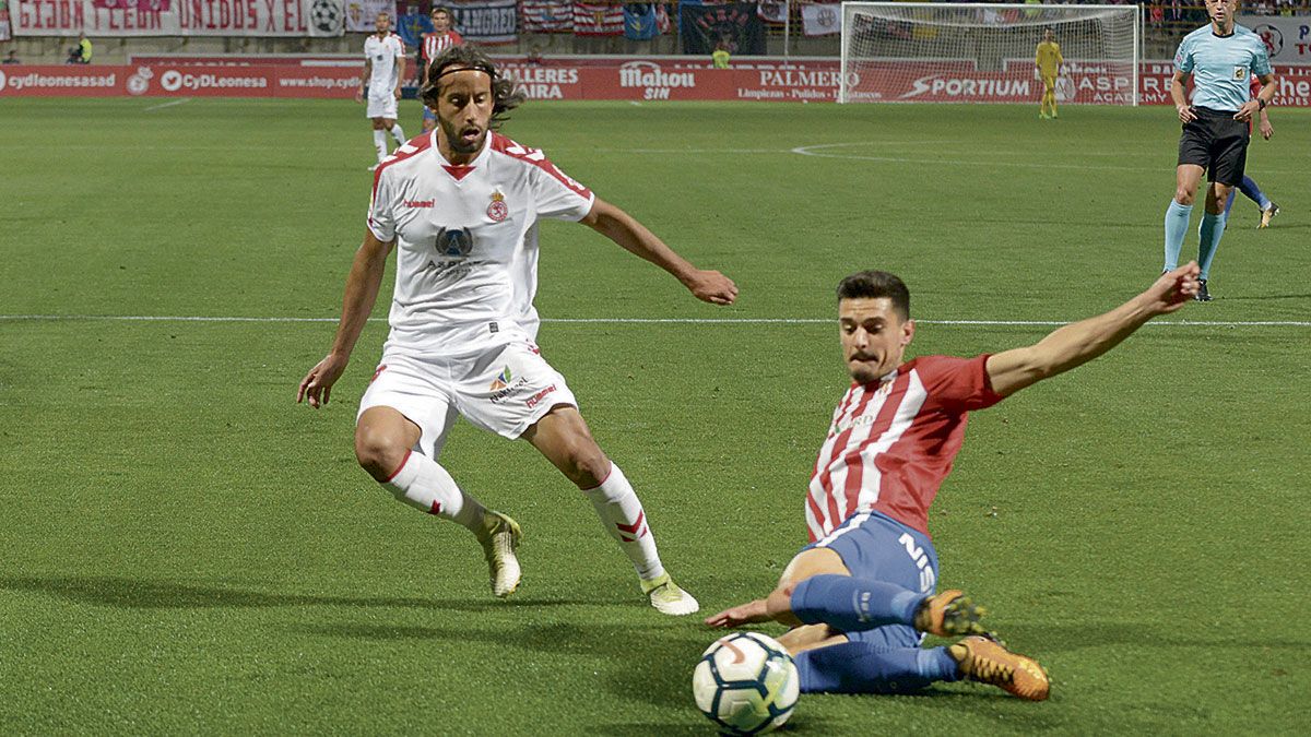 Ortiz intenta llegar al balón que corta el defensor del Sporting. | MAURICIO PEÑA