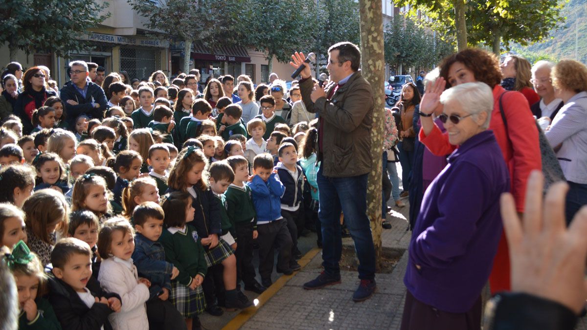Los niños de La Asunción salieron a la calle para ver como se descubría la placa de homenaje. | D.M.