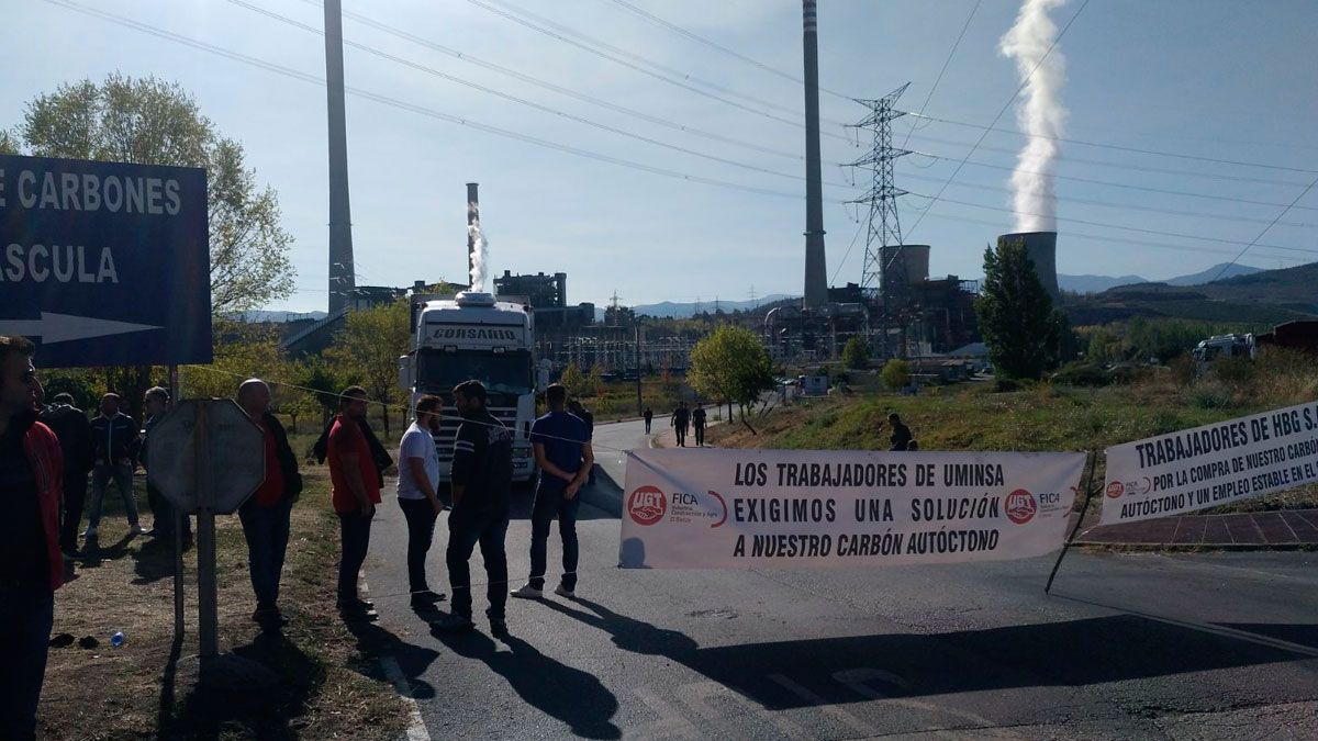 Los trabajadores pararon la entrada de camiones a la térmica. | L.N.C.