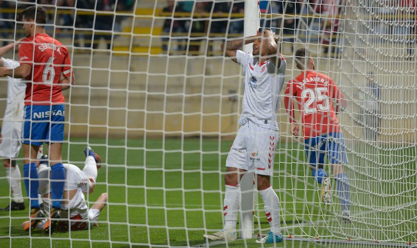 Zuiverloon se lamenta tras marcar el Sporting el gol que abría el marcador. | MAURICIO PEÑA