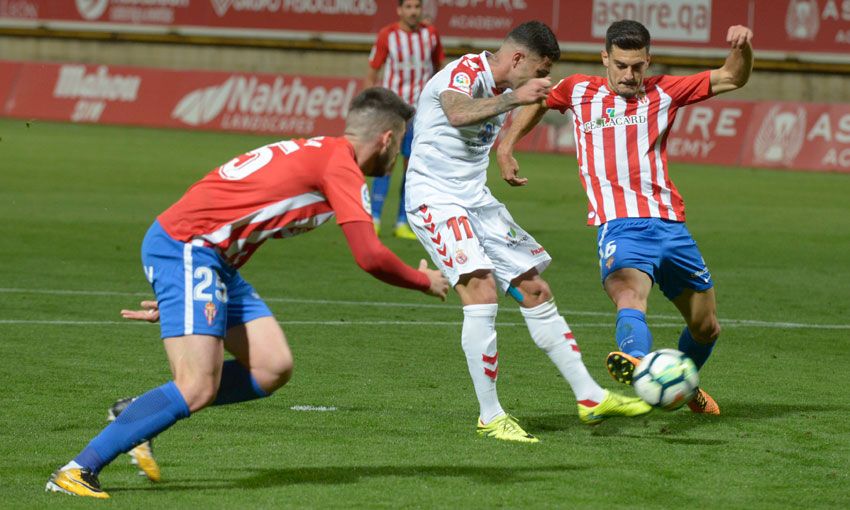 Aridai dispara ante el Sporting. | MAURICIO PEÑA