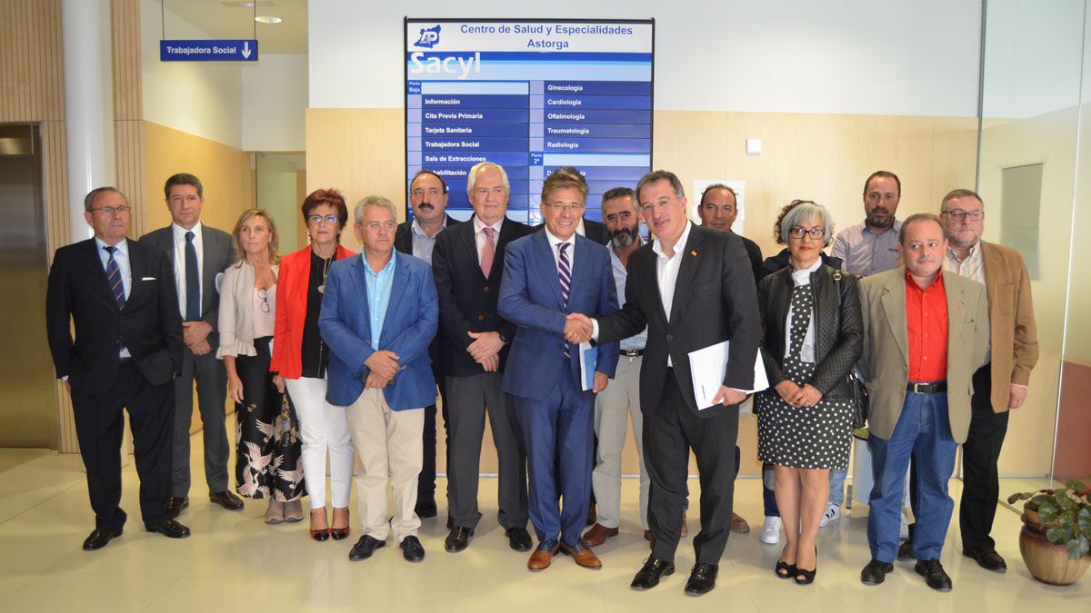 Varios alcaldes se reunieron este miércoles con el gerente de Salud en Astorga. | P. FERRERO