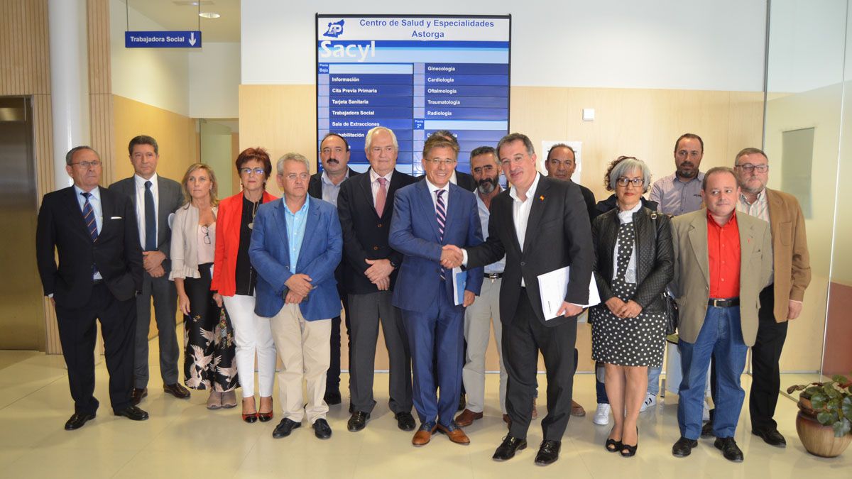 Varios alcaldes se reunieron este miércoles con el gerente de Salud en Astorga. | P. FERRERO Varios alcaldes se reunieron este miércoles con el gerente de Salud en Astorga. | P. FERRERO