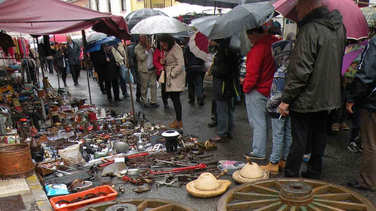 El amplio mercado por las calles de Villablino y la muestra ganadera en el recinto ferial serán los ejes de la jornada. | ESTEFANÍA NIÑO