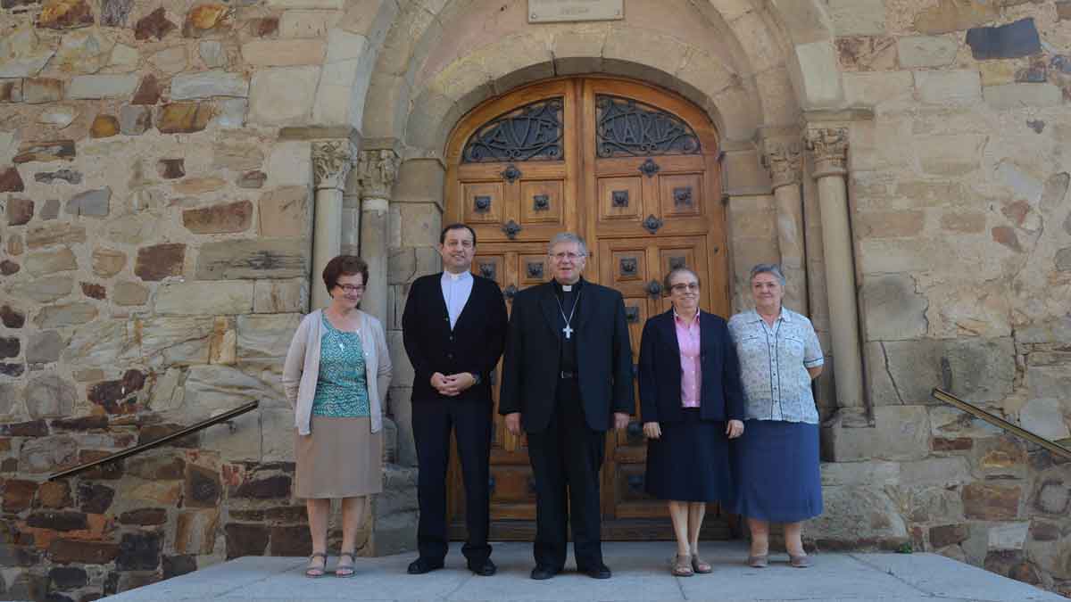 El obispo acompañado por el vicario y las hermanas dominicas. | P.F.