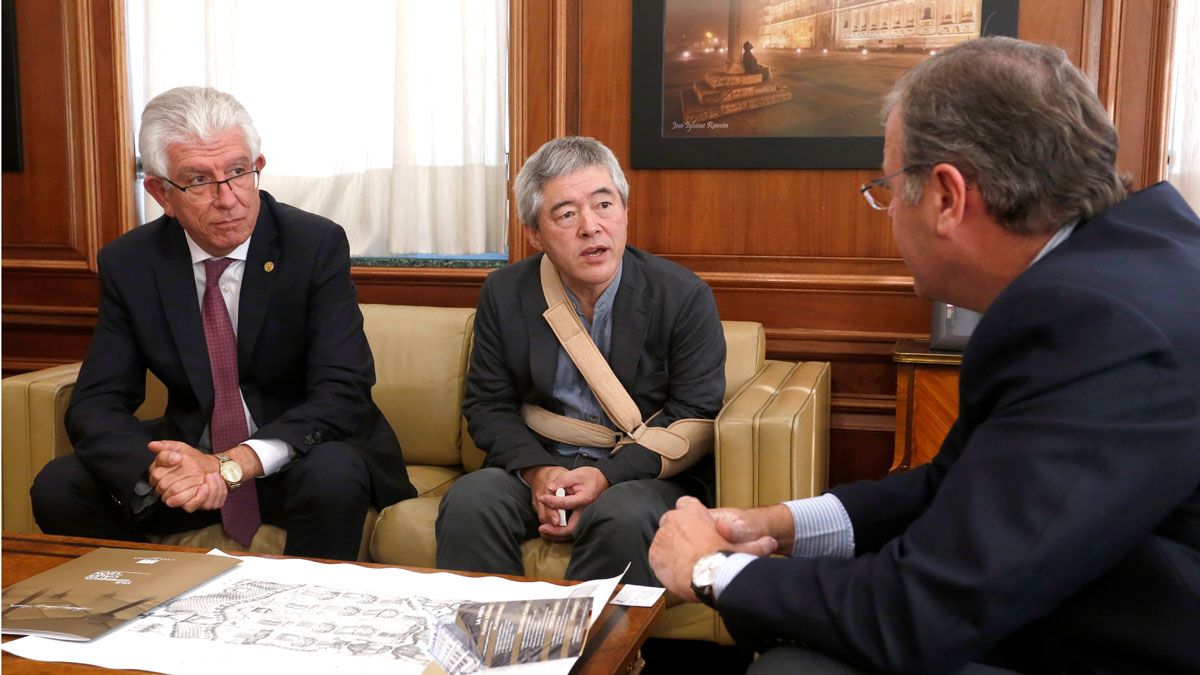 El arquitecto japonés Hiroya Tanaka, experto en Gaudí, fue recibido por el alcalde Antonio Silván en presencia de José Angel Hermida. | CARLOS S. CAMPILLO (ICAL)