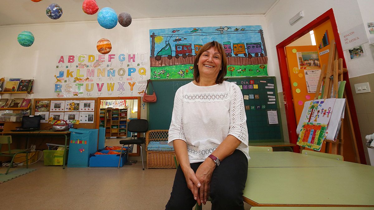 Josefa Díaz Villaverde, a la que todo el mundo conoce como Pepi, en un aula del CRA La Abadía, en el Bierzo. | ICAL
