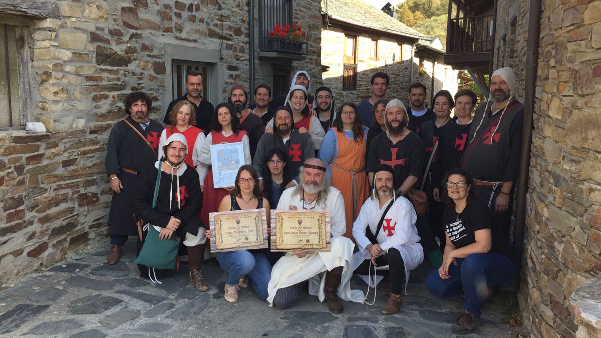 Diana Martínez y Juan Carlos Flórez con sus diplomas de socios de honor en Espinoso de Compludo. | L.N.C.