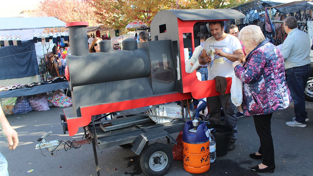 Cestos, herramientas, miel, madreñas, castañas y avellanas reinaron en una feria multitudinaria. | HURTADO