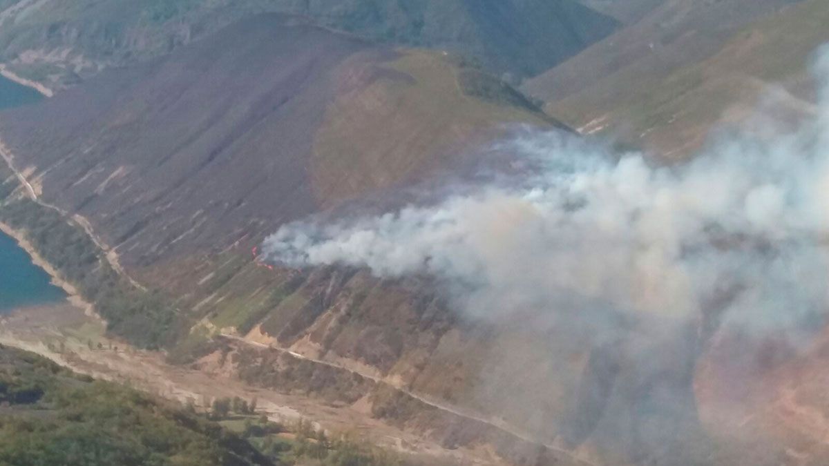 El fuego en Matalavilla se inició en la tarde de ayer. | BRIF TABUYO