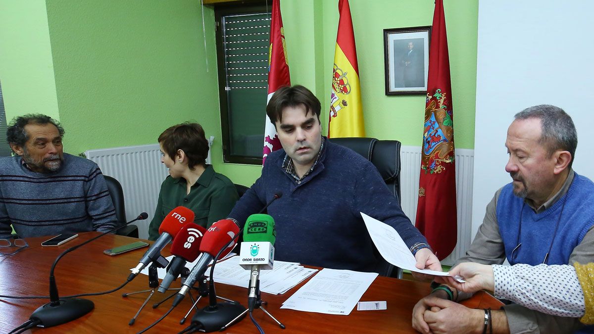 El alcalde acusa al PP de seguir una política de denuncia constante.| M.I. El alcalde acusa al PP de seguir una política de denuncia constante.| M.I.