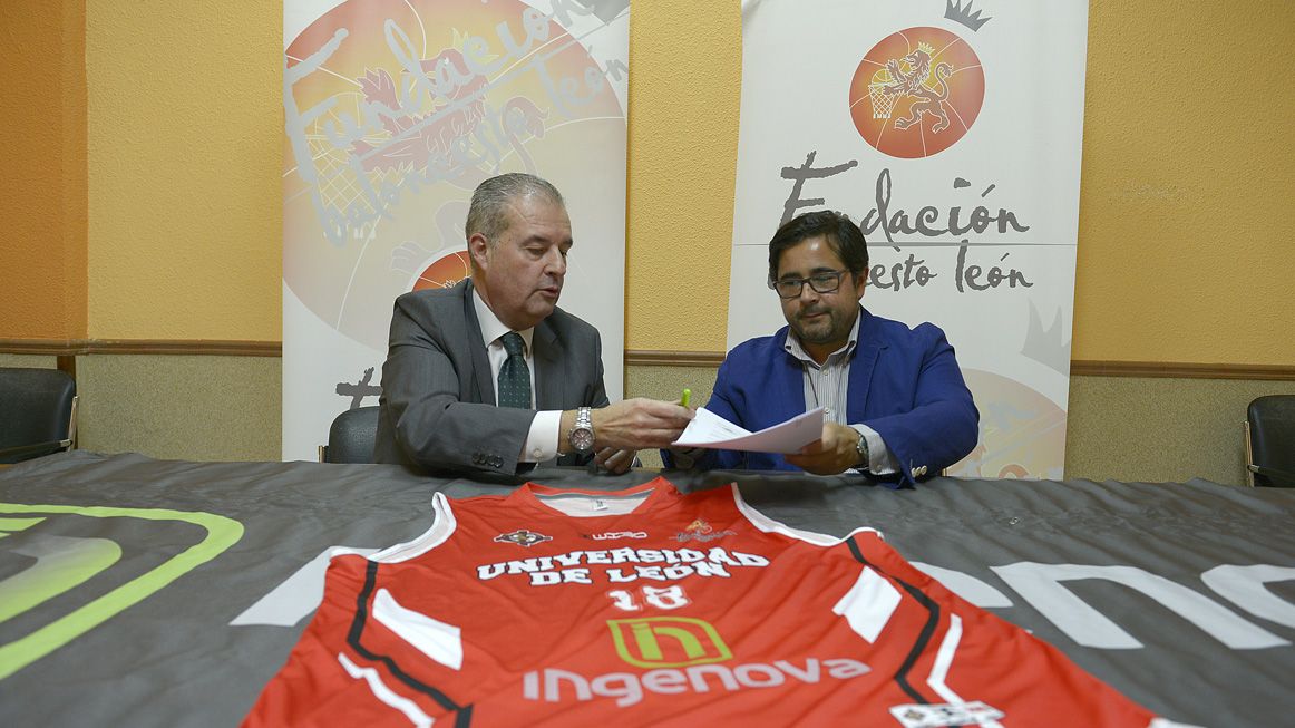 El presidente del club, Juan Carlos Domínguez e Iván Rubio en representación de Ingenova.  | MAURICIO PEÑA