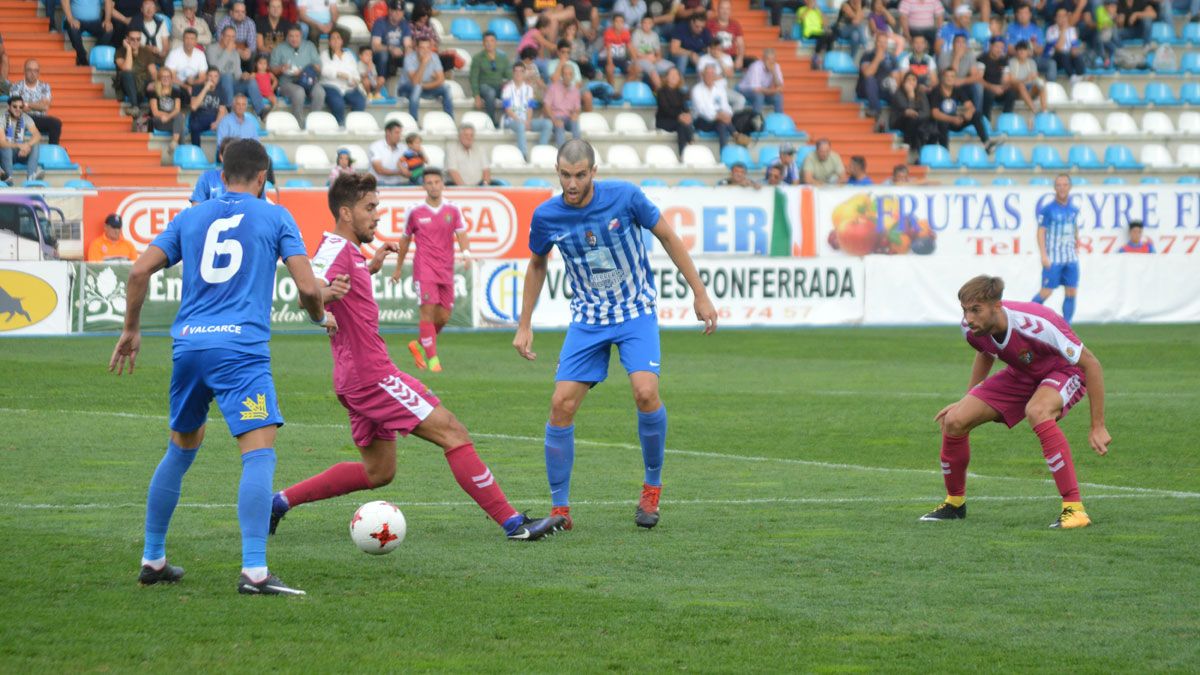 Salinas combina con Cidoncha en el partido ante el Valladolid B. | A. CARDENAL