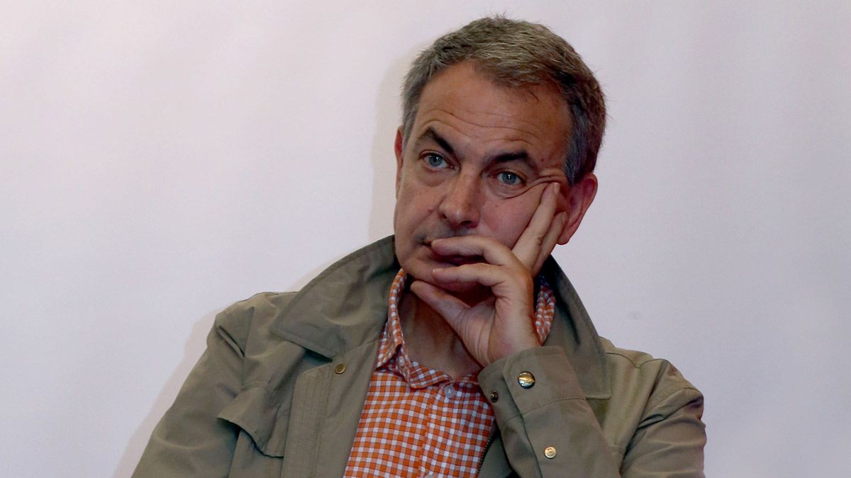 El presidente del Gobierno José Luis Rodríguez Zapatero recibe el II Premio Benedicta Rodríguez Álvarez de JSE-CyL. | ICAL