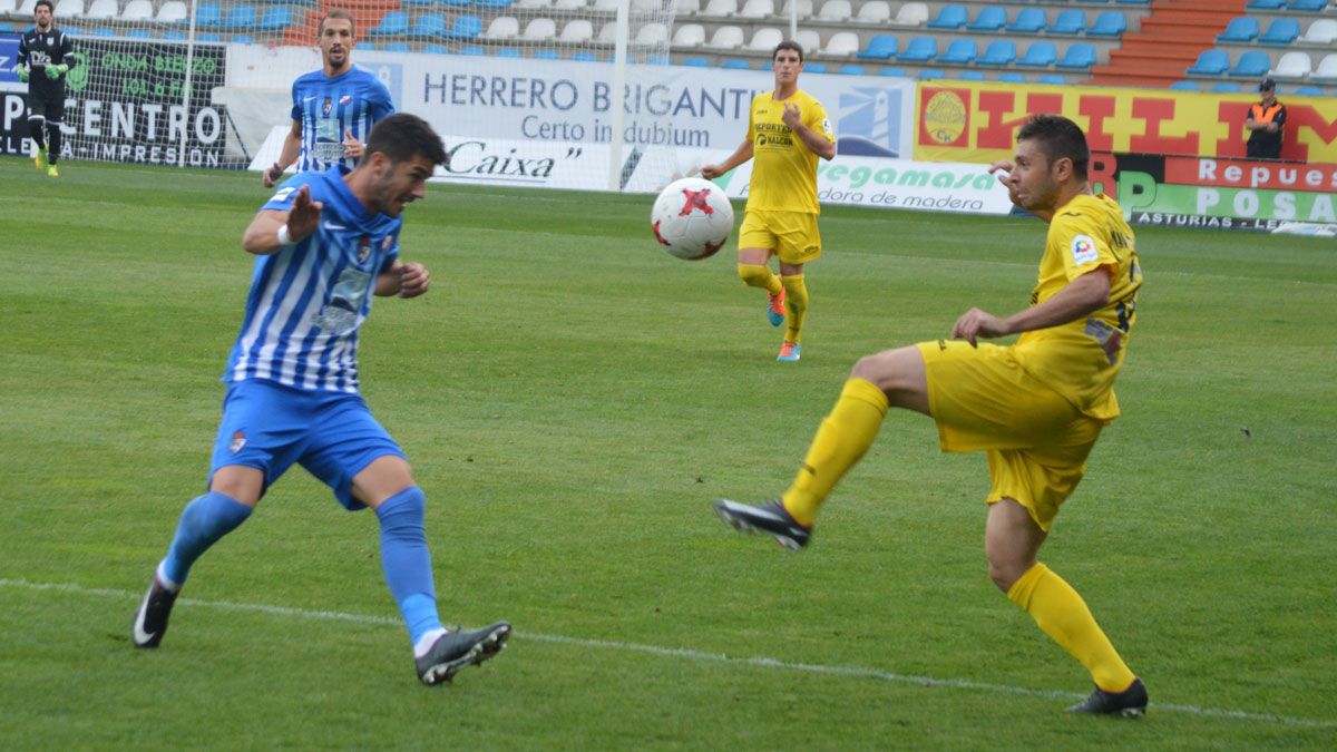 Cidoncha pelea un balón ante el Navalcarnero. | A. CARDENAL