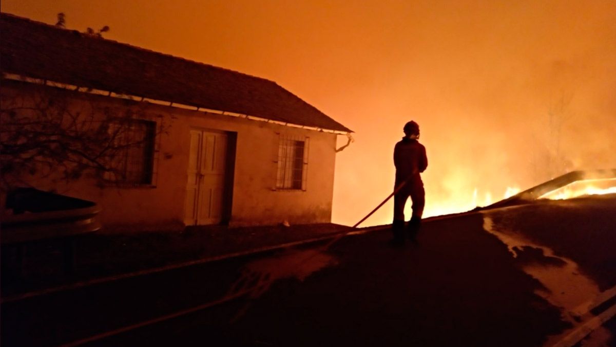 Efectivos del BIEM V de la UME, con base en León, en uno de los incendios que asolan Galicia. | @umegob