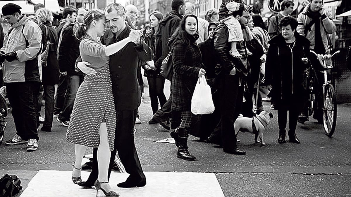 En la calle, el tango seduce a la vida.