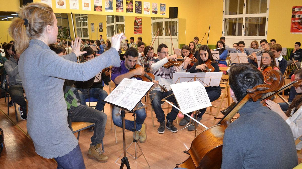 Los jóvenes músicos ensayan en sus instalaciones del CHF para el concierto que tendrá lugar este martes en el Auditorio