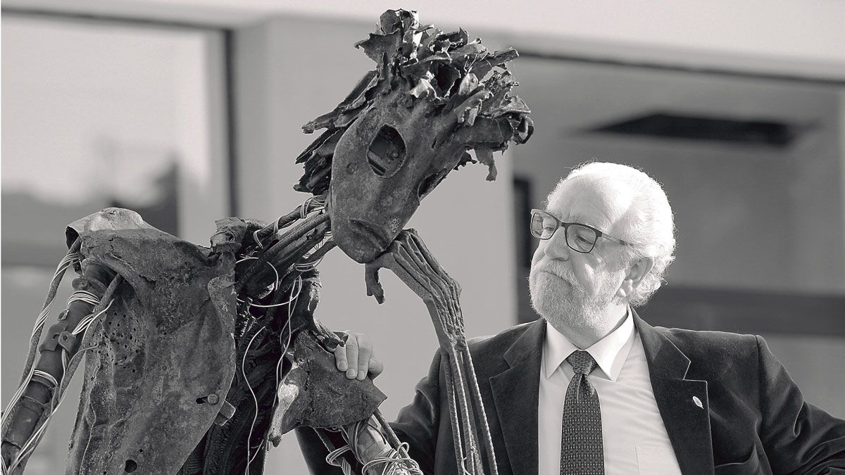 El autor de ‘Cuadernos deshojados’ junto a la escultura que se encuentra a la entrada del edificio de El Albéitar. | JUAN LUIS GARCÍA