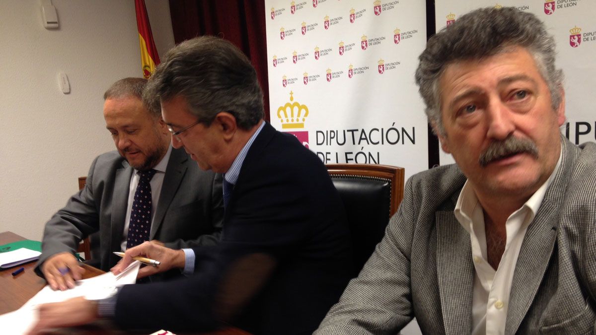 Momento de la firma entre Juan Martínez Majo y Gerardo Álvarez Courel, junto a Ángel Calvo. | M.I.