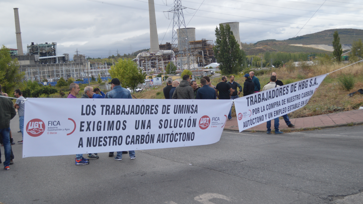Los trabajadores de Astur Leonesa tuvieron que luchar a las puertas de Compostilla para conseguir un acuerdo, como hacen ahora los compañeros de Uminsa y HBG. | M.I.
