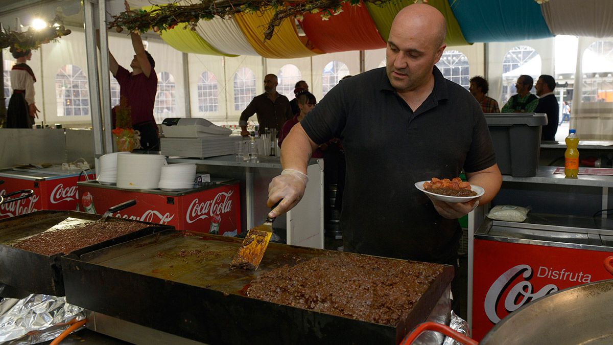 Los participantes optan al premio a la mejor morcilla tradicional y a la mejor morcilla de innovación. | MAURICIO PEÑA