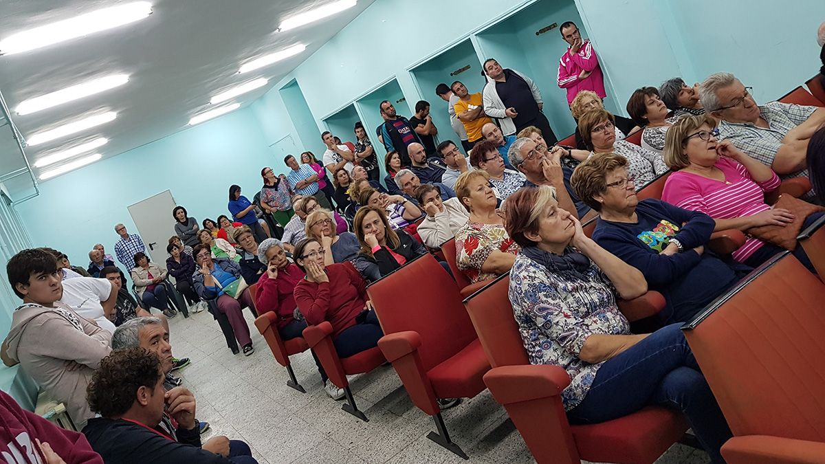 Vecinos de Valderas en la reunión de este lunes por la noche. | L.N.C.