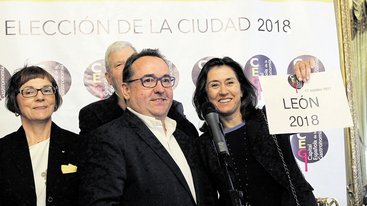 La presidenta de Paradores, Ángeles Alarcó, mostró ayer la ciudad gastronómica ganadora, León. | JUAN LÁZARO (ICAL)