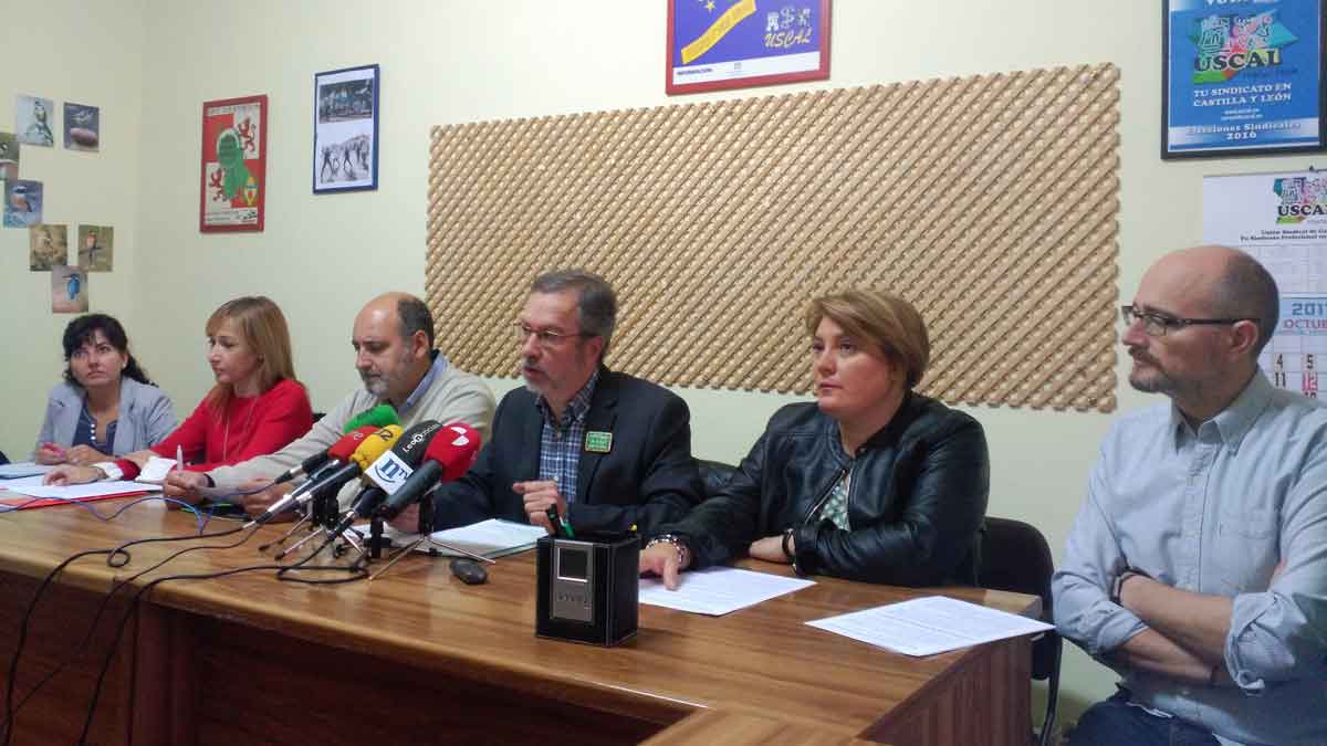 Los representantes sindicales, con el presidente de la junta de personal docente, Javier Fernández, en el centro. | L.N.C.