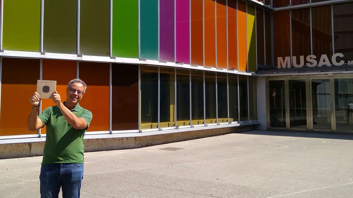 El profesor Fernández-Manso, con un ejemplar de su libro ante el Musac.